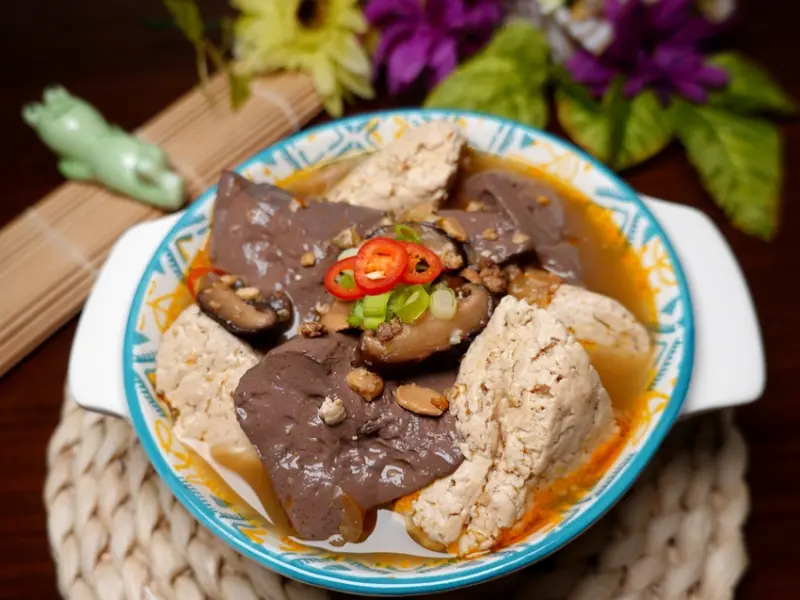 台中美食/宅配冷藏料理包【辛釜村】加熱即食麻辣鴨血/麻辣臭豆腐。鴨血滑嫩入味/臭豆腐佈滿孔洞好多汁;小辣麻辣湯頭順口醇香。露營/麻辣臭豆腐鴨血火鍋/團購美食