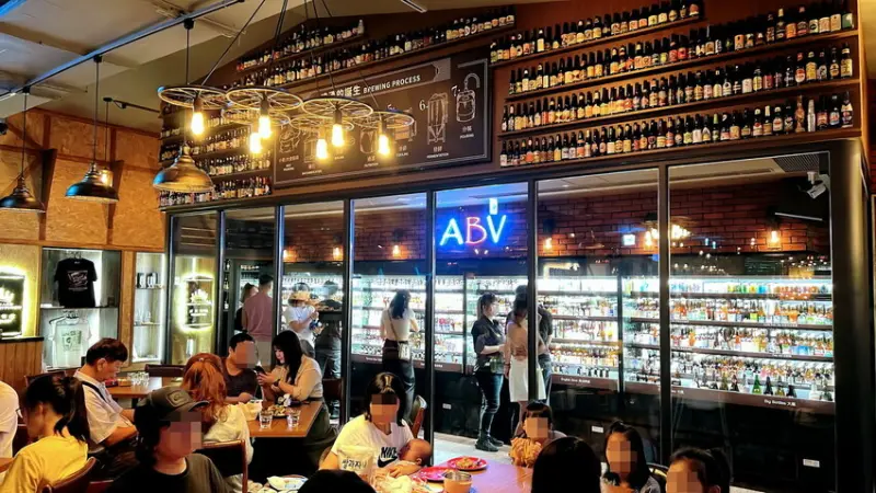 台中新開幕餐酒館，多達700種世界精釀啤酒餐廳，全台唯一擁有啤酒走廊，不限時還可以看運動轉播