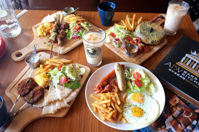 全台唯一啤酒走廊，台中不限時早午餐推薦，均一價299元，世界精釀啤酒超壯觀，還可以看運動轉播，晚上變成餐酒館