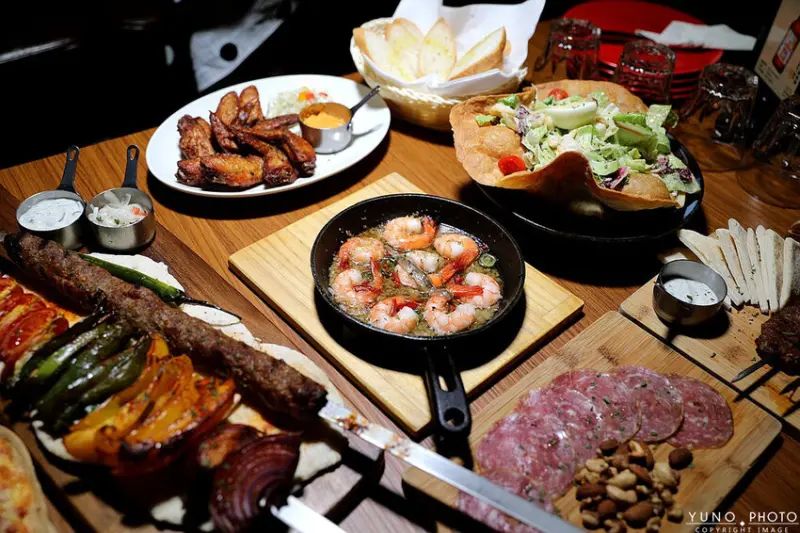 台中市西區全台唯一700款啤酒長廊！用各國精釀啤酒環遊世界 歐陸料理美食饗宴｜ABV地中海餐酒館台中概念店(台中西區餐