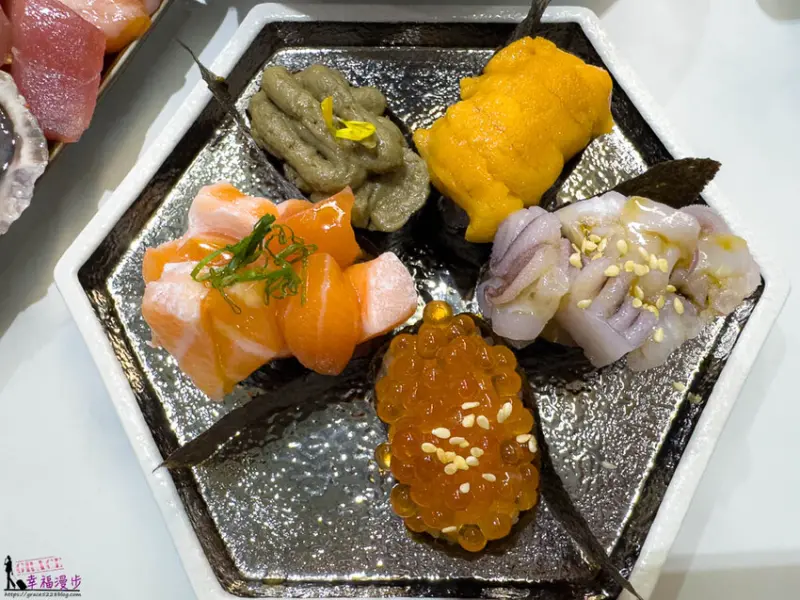 屏東縣東港鎮守席海鮮丼專門店-屏東華僑市場內的豪華海鮮丼飯，食材新鮮所贈的附湯更為超值