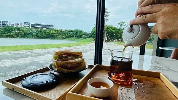 桃園新開景觀咖啡廳【橫山水一方】隱身橫山書法藝術館輕食餐廳/湖畔景觀咖啡/具書法氣息有質感咖啡廳/情侶約會浪漫聖地