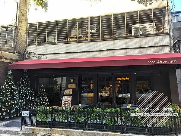 台北大安-[coco.Brownies 可可布朗 光復店] 國父紀念館站近松菸大巨蛋，2023聖誕節限定禮盒，超可愛雪人與拐杖糖節慶布朗尼，啜飲熱紅酒享用美味香濃聖誕節點心