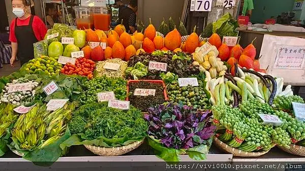 新北.新店-烏來老街上的老街野菜屋，乾淨明亮的店內環境，還有多種類野菜，嚐嚐鮮真不錯!!