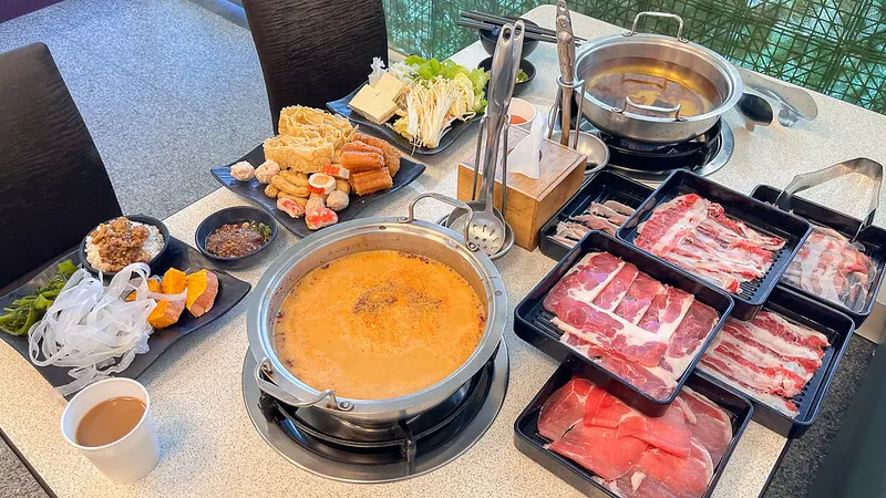 高雄｜牧川鍋物 前鎮區火鍋推薦 午晚餐及宵夜都能享用/肉類蔬菜鍋料主食及冰品自助吧吃到飽