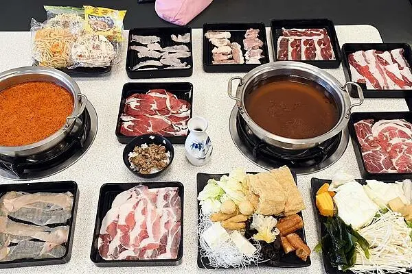 高雄高CP值吃到飽鍋物【牧川鍋物】讓晉惠帝閉上嘴，我這就立刻食肉糜了呀~親子友善空間※多種肉片、蔬菜吃到飽！高雄火鍋推薦