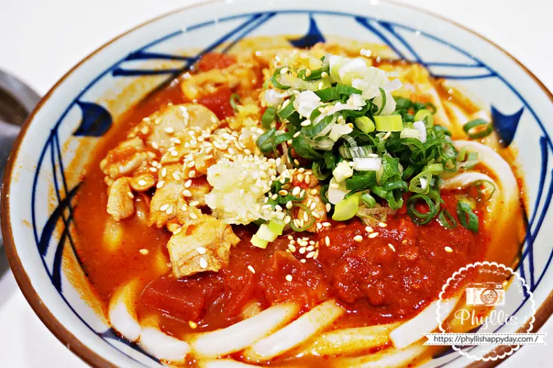 丸龜製麵 日本平價烏龍麵！麵條Q彈現點現做！出餐快速、品項多樣、還可免費加湯 中壢SOGO美食推薦 - 相片中的菲莉絲