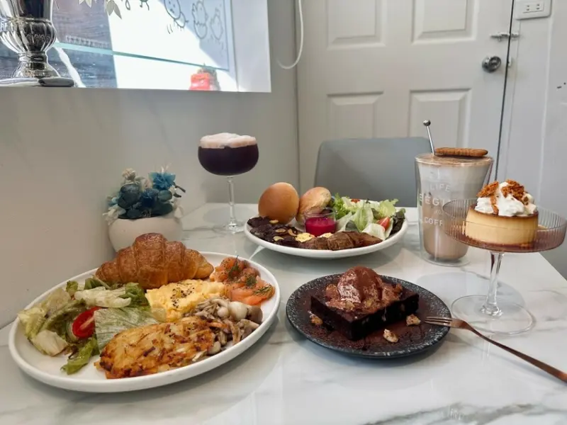 台北。大安站美食推薦：CAFE LE MAHE咖啡馬赫可愛的藍白色餐廳︱人氣早午餐還有好吃甜點布丁下午茶（內有菜單）