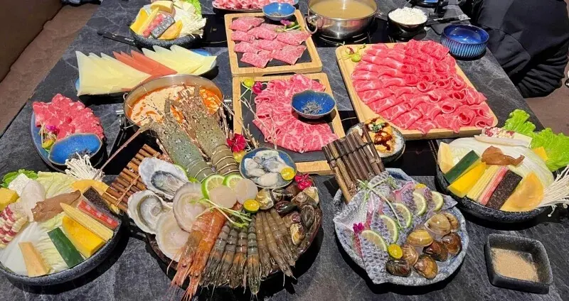 七度鍋物》靠海的氣質鍋物店、尚青的生猛海鮮、高檔肉品、和牛這裏通通有。附設兒童遊戲室。烏石港美食