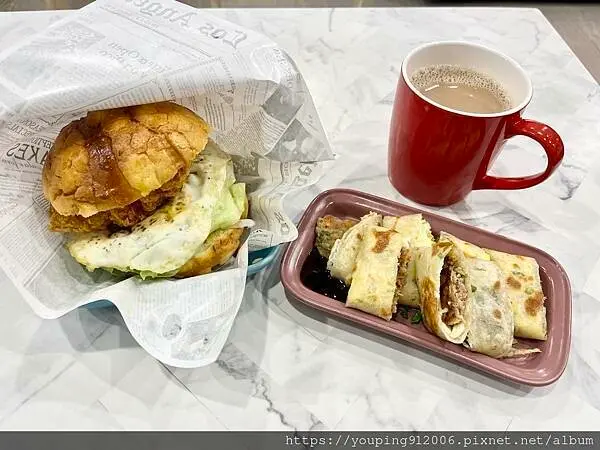 台北文山區｜日出漫漫 吐司漢堡等麵包類都是店家手做，有竹莢魚炸蝦等特別的口味，想吃甜點也有奶酪或小蛋