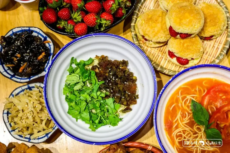 桃園市中壢區全台首間拉麵吃到飽，399元起拉麵吃到飽可以吃幾碗？還有草莓、小菜通通無限吃到飽