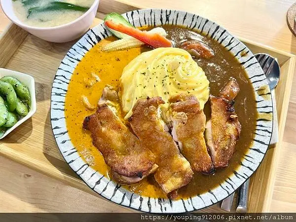 台北文山區｜咖在有哩 日式果香跟南洋椰香的雙醬組合，微酸的果酸感和濃郁的香料味，平價的社區咖哩飯(附菜