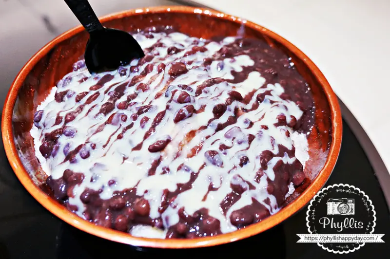 小小冰城 紅豆煉乳剉冰、滿滿一大碗剉冰5種配料只需50元！龍岡平價冰店 - 相片中的菲莉絲