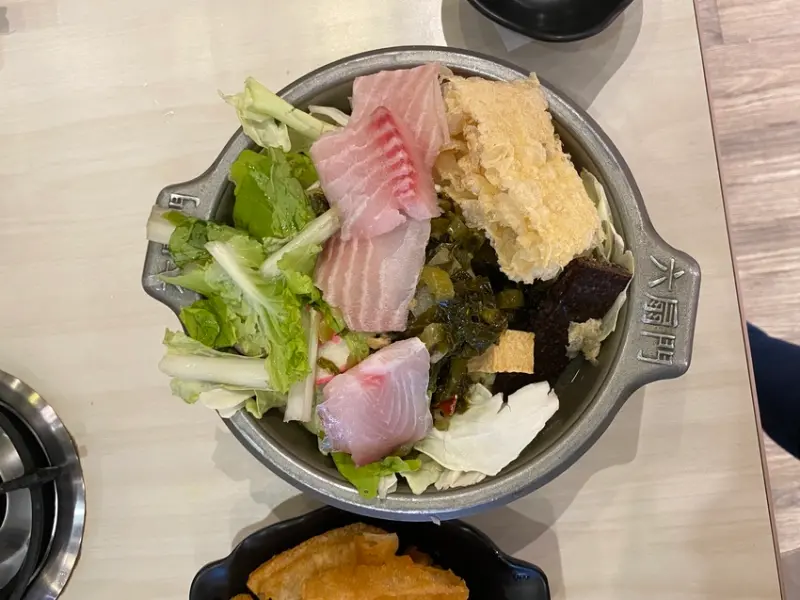 【台中 火鍋】六扇門時尚湯鍋 西屯河南店，新品酸菜魚火鍋上市