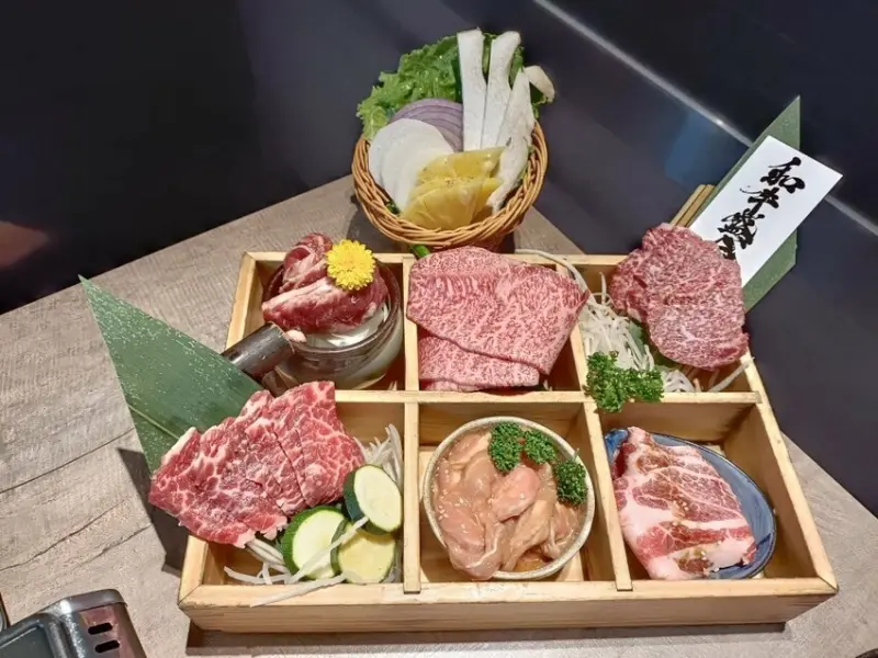 台北市中正區台北忠孝新生美食|山上走走-日式燒肉台北華山店。無菜單料理1人1580元+10%，從頭到尾絕無踩雷的菜色~好吃到