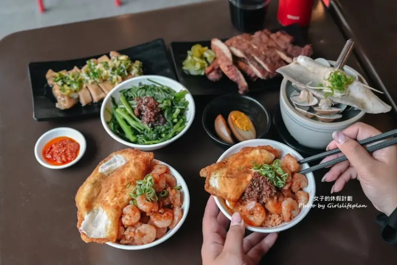 美味蝦仁飯配半熟炸鴨蛋超加分，煲湯超好喝古早味排骨也人氣必吃