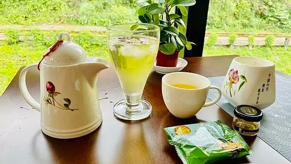 新北景觀咖啡廳【4樓咖啡】隱身在平溪農會咖啡廳/吹冷氣喝咖啡看火車/招牌必點蜂蜜咖啡組合/平價美味輕食餐點/平溪老街最佳中繼休憩站