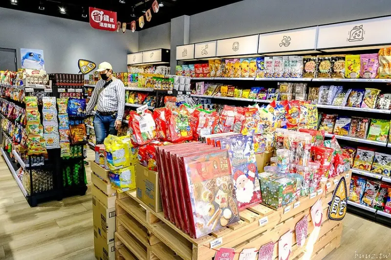 日韓進口餅乾專賣，小吃貨台中零食批發零售，熱銷餅乾、零嘴、泡麵都在這，周末買一送一，大小朋友超愛逛！