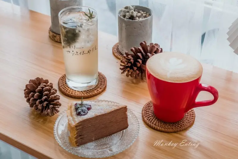 【新竹美食】This.Cafe咖啡甜點店｜蕭如松藝術園區對面白色文青咖啡店，竹東下午茶推薦 - 貪吃猴的幻想