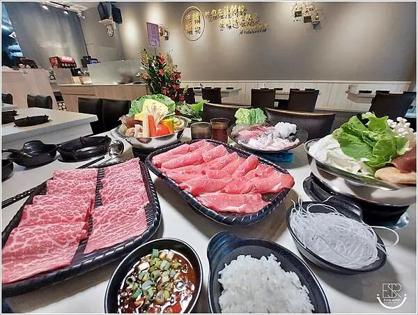 桃園美食│小資族必收！華亞科技園區美食戰區，新開幕 悠嗝鍋物 店內用餐白飯、冬粉、冰淇淋、飲品無限享用，免收服務費，讓你吃得多又吃得好～俗又大碗!（附上菜單）