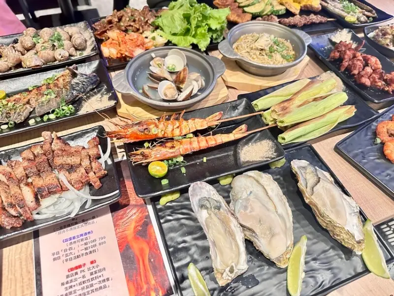 台北。士林︱熱門新開幕的平價串燒居酒屋︱生蠔、啤酒、各式串燒、炸物、下酒菜還有包廂跟小帳蓬︱串在一起