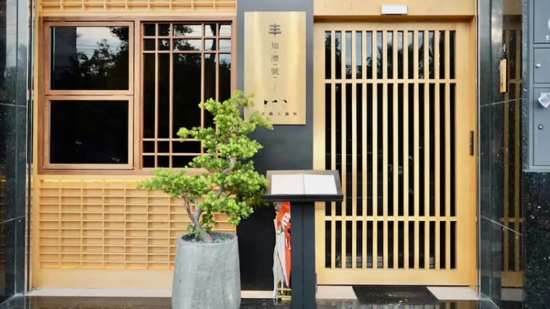 [高雄] 知灃號日式職人鍋物｜宵夜必吃！高雄5顆星火鍋店！火鍋裡竟然有半隻雞