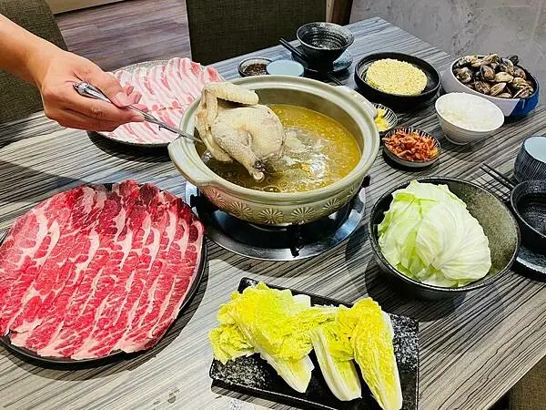 高雄火鍋推薦【知灃號 日式職人鍋物 】鍋物放上半隻土雞，意想不到的好吃~濃郁雞高湯融合特色鍋底，店內還有百萬魚群等著你一探究竟。