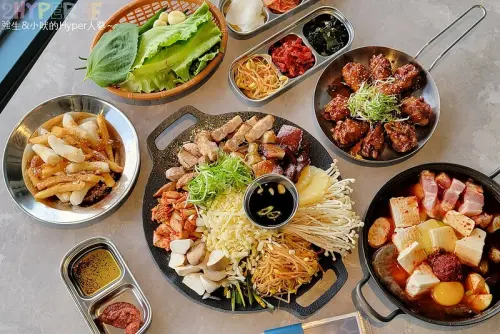 一中商圈新開幕韓式！主打烤肉拼盤和辣燉海鮮，外加小菜霜淇淋無限續好超值！就在翁記泡沫廣場旁邊唷～