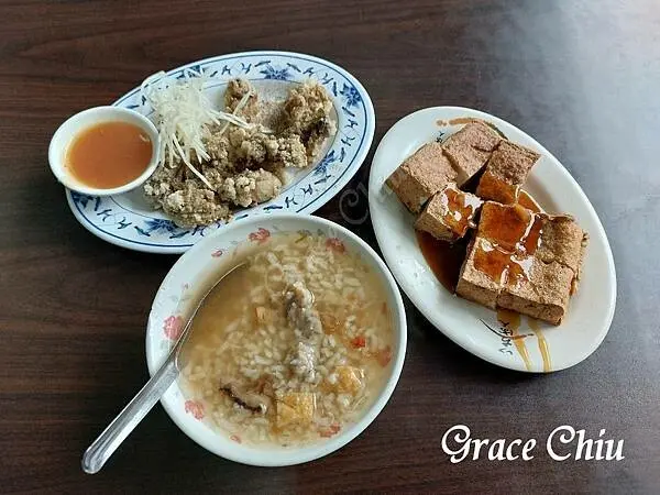 復興口赤肉鹹粥～配菜選項以炸物為主，熱騰騰的鹹粥配香酥炸物真的是超合搭（萬華，東園街28巷）