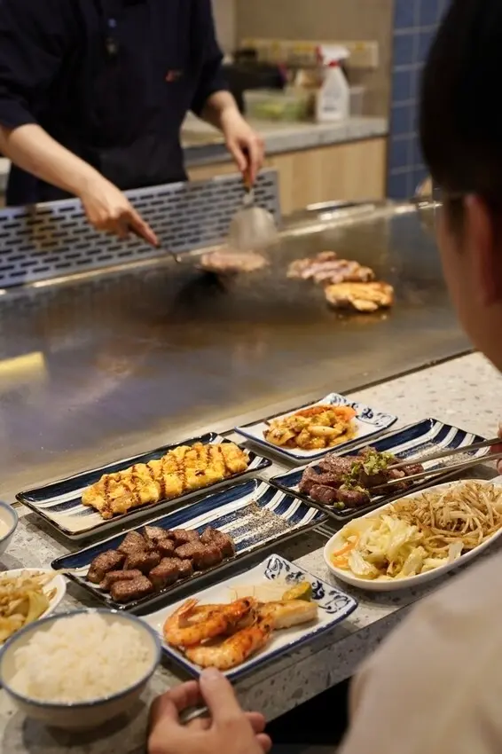 王品旗下新品牌平價鐵板燒【就饗鐵板燒】海陸套餐套餐500元有找，海鮮、牛肉都吃的到，台北鐵板燒推薦