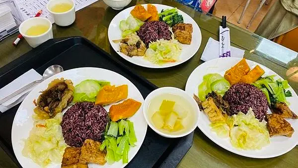 桃園大溪隱藏版美食【碧蘿村有機農場】招牌套餐六菜一湯居然只要120元/鄰近石門水庫蔬食餐廳/ 玉米鬚茶無限暢飲/天然有機素食/桃園CP值超高蔬食餐廳