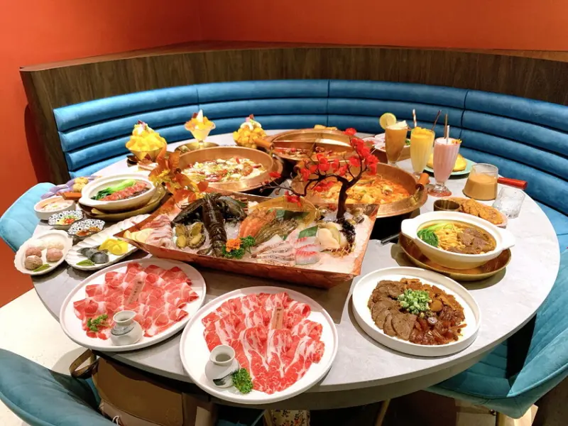 台中新開幕港式火鍋用餐不限時，環境超美有包廂，點酸菜魚或蕃茄魚送優格雪花冰蛋糕3選1，四宮格火鍋有特色