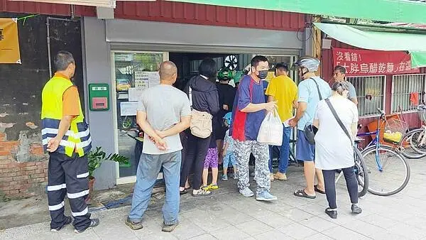 千千萬萬別用餐時間過來吃！不然你要排到人行道上曬太陽了啦～！超級老字號麵店，超大份量，味道更是不馬虎