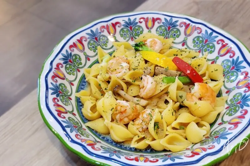 [嘉義東區]阿米雅食坊。蒜香白酒蝦仁貝殼麵/乾煎生食級北海道干貝奶香白醬麵/和風培根筆管麵 #嘉義成仁街