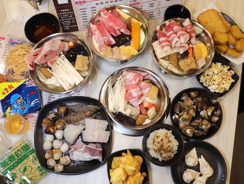 九鼎鍋台南開元店：高雄知名24小時營業火鍋店進軍台南，隨時想吃火鍋就能吃/只要百元起.吃鍋就能享用自助吧炸物吃到飽/高CP值聚餐火鍋店.吃大餐不傷荷包 - 進食的巨鼠