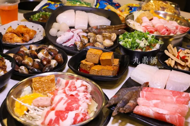 只要你來不怕你吃不飽~24小時營業!超平價個人小火鍋，20多種湯頭最低只要150元起!還可享自助吧肉燥飯、麻醬拌麵(擔仔麵)、沙茶意麵、炸甜不辣、薯條、爆米花、霜淇淋、多種飲品通通無限吃到飽!「九鼎鍋
