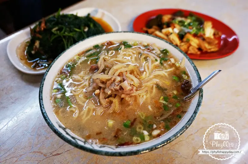 橋頭老麵店 龍潭在地巷弄人氣美食 只賣榨菜肉絲麵系列 復古傳統好滋味 - 相片中的菲莉絲