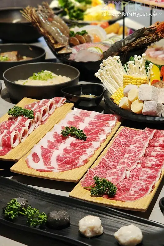 開到凌晨二點深夜肚子餓也能吃火鍋！自助吧有多達二三十種小農蔬菜吃到飽，肉質新鮮好吃雙人套餐很超值～