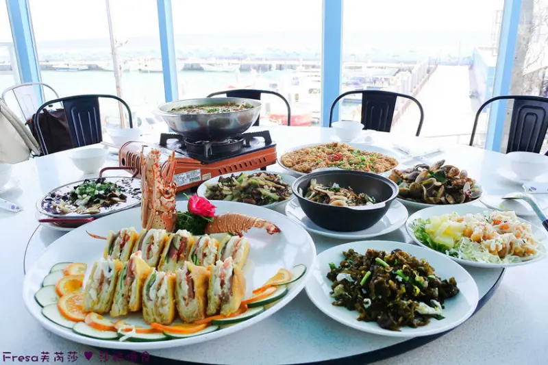 屏東縣琉球鄉小琉球熱炒【飯賣獨品海鮮熱炒店】白沙尾渡船碼頭第一排海景餐廳.小琉球特色菜蜂巢蝦＋龍蝦三明治必點菜色│