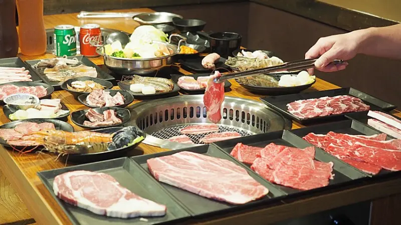 新開幕！高雄燒肉吃到飽推薦｜慶花苑日式燒肉｜日本短角和牛 A5和牛 肋眼牛排 手臂蝦 天使紅蝦 伊比利豬 生食級干貝 生蠔 通通吃到飽！內含菜單價格｜近漢神百貨