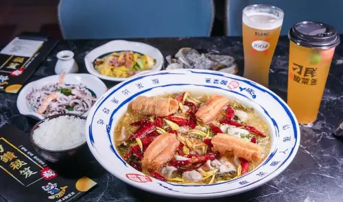 【台北-市政府站美食】刁民酸菜魚.台中紅到台北.網路人氣餐廳.酸辣金黃比例很耐吃.酸菜湯泡沙漏魚皮是精典