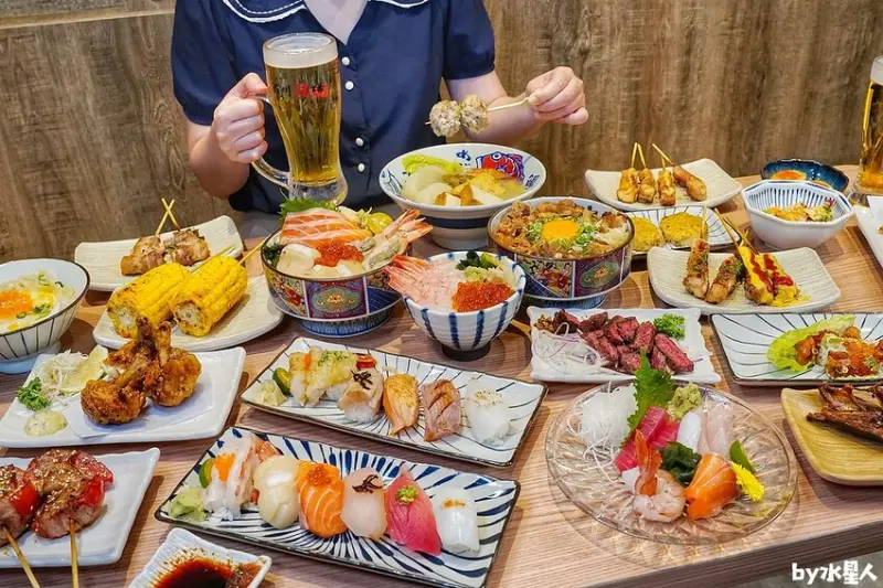 新開幕串燒居酒屋！開到凌晨人潮爆滿，銅板價串燒、生啤暢飲，海鮮丼浮誇份量