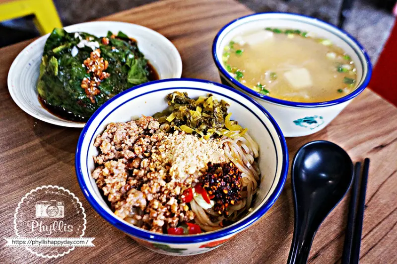 村子里米干 雲南風味！米干、米線、粑粑絲必吃！龍潭小吃 復古可愛的懷舊小吃店 沒吃過別說來過桃園 - 相片中的菲莉絲