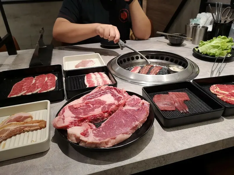【板橋燒肉吃到飽】肉次方燒肉放題，$598元起多達50種肉品、海鮮以及生菜、副食、飲料和甜點吃到飽，桌邊現切肋眼牛排超吸引人，CP值很高！（近捷運江子翠站）