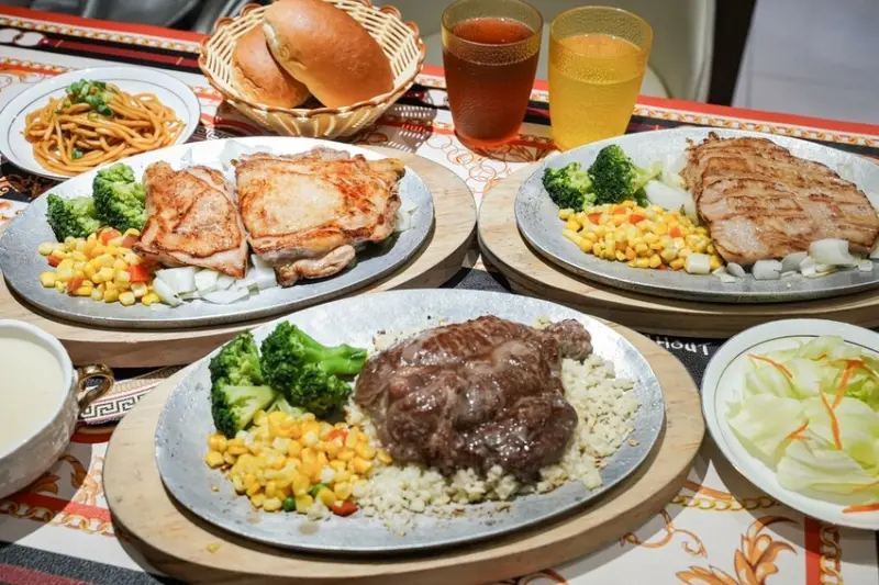 高雄美食｜沙朗牛軟嫩松阪豬超肥厚肉質都好讚 CP值很高的牛排館 /曼菲斯牛排