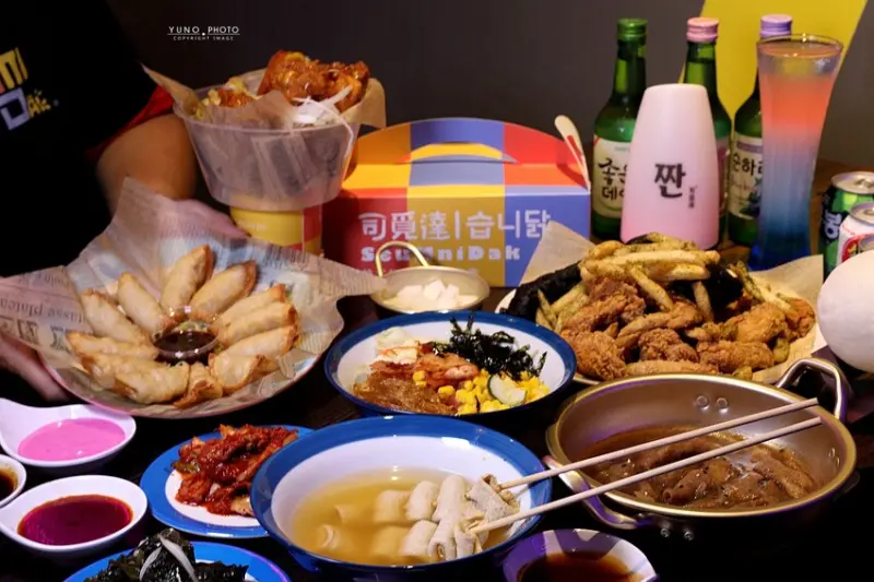 韓風氛圍夜店愛店不私藏！網美必吃必拍道地韓式炸雞咬一口就噴汁 內用雞湯免費喝｜司覓達 Seumnidak(逢甲韓