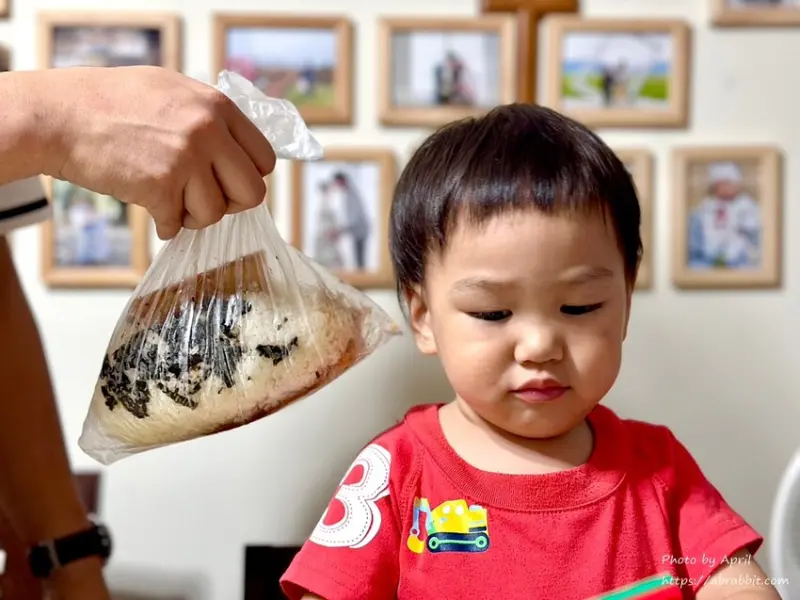 太平超狂控肉飯糰-一手握不住、比臉還大的飯糰！