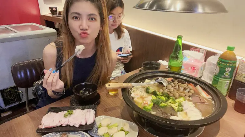 【食記】汐止美食超推雅香石頭火鍋，先爆炒變火鍋，湯頭濃郁，肉質鮮美！【新北美食】減肥放明天，不能不吃的汐止在地火鍋