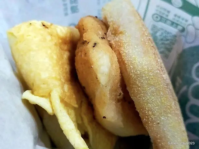 (北捷板南線忠孝新生站附近美食)「麥味登北市新生店」--- 「原塊魚排蛋滿分堡」與「錫蘭紅茶」套餐，厚實甜美好滋味。