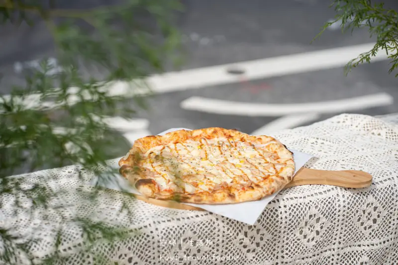 【河川前窯烤披薩】每周只開兩天！大湖隱藏版美食，就愛嘎蹦脆現點現烤多料系披薩，苗栗窯烤披薩推薦│菜單